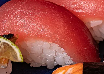 Detalhe de Niguiris de atum