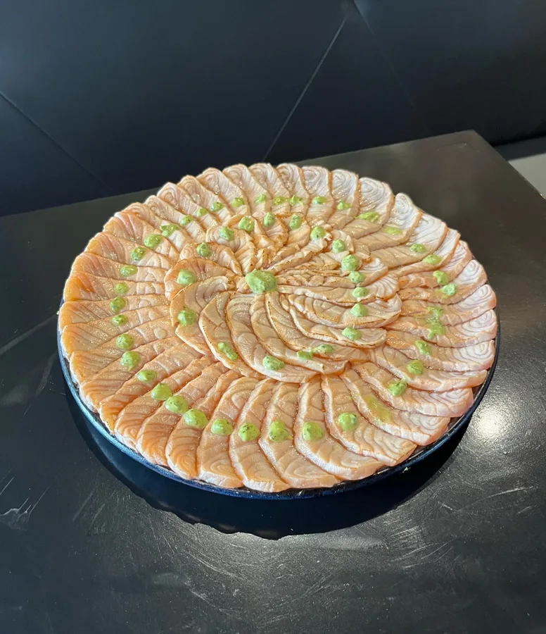 Carpaccio de salmão maçaricado