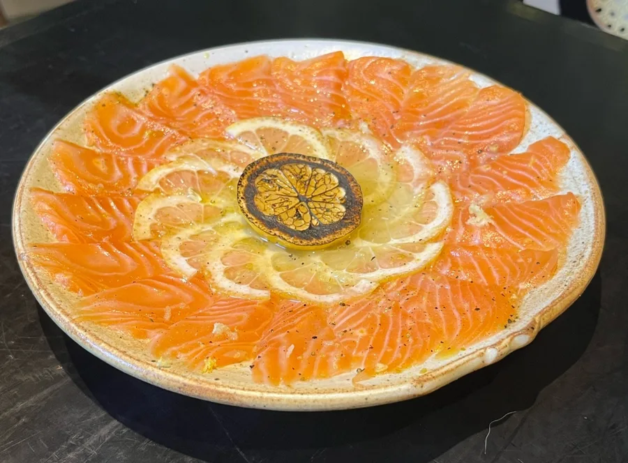 Carpaccio de salmão trufado