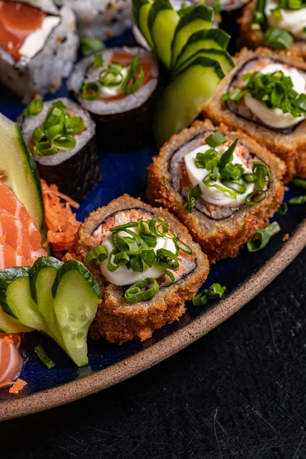 Hot roll de salmão com cream cheese e cebolinha