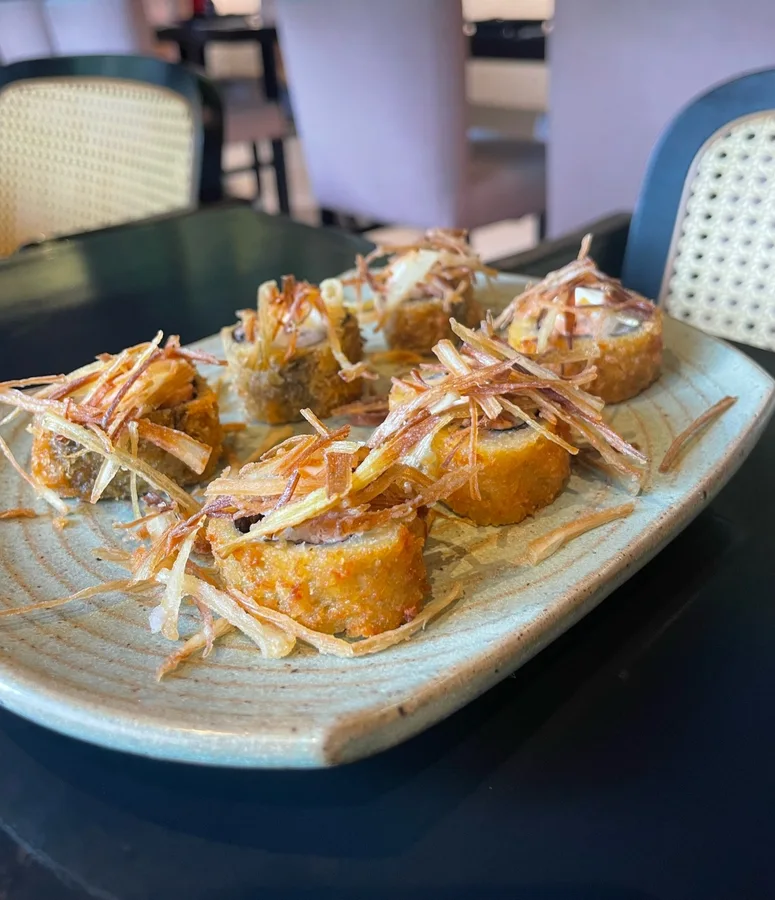 Hot roll de salmão com cream cheese e alho-poró frito