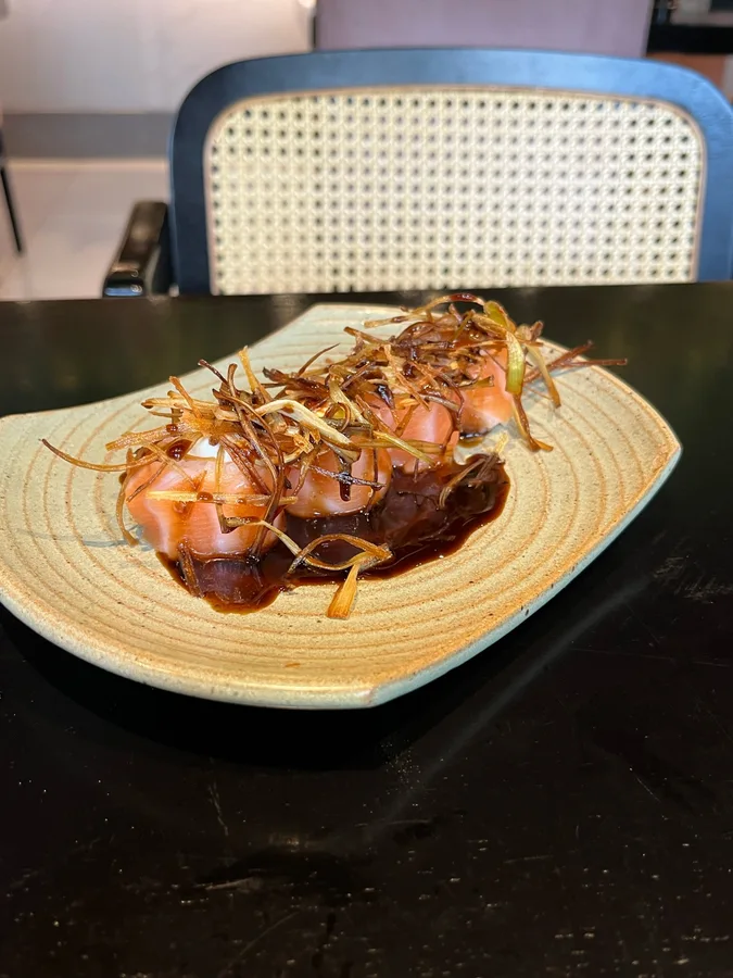 Jhou de salmão com cream cheese e alho-poró refogado