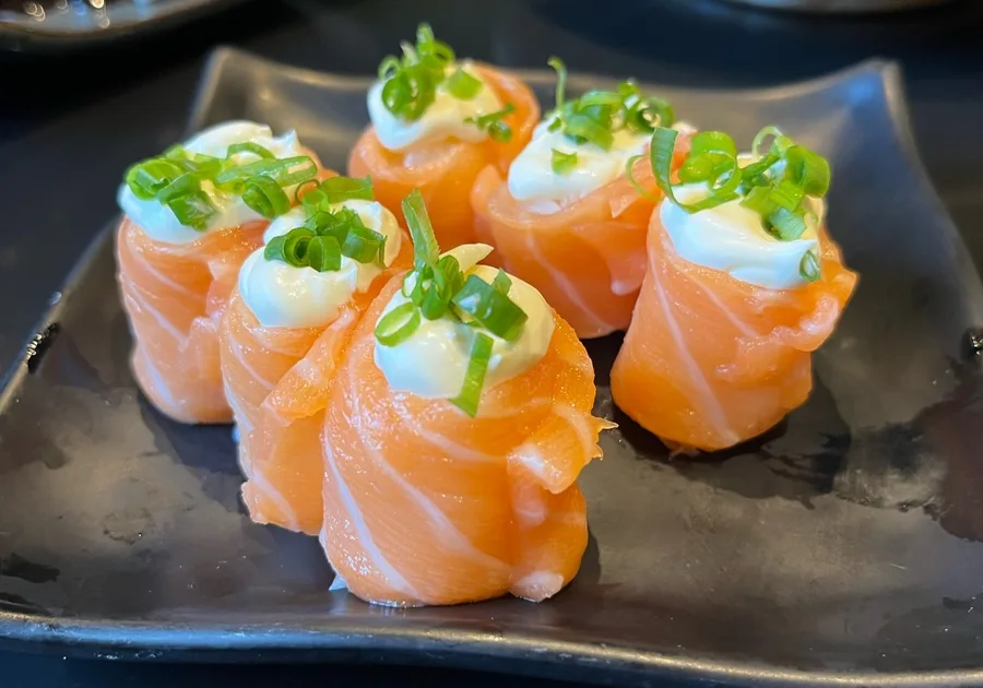 Jhou de salmão com cream cheese e cebolinha