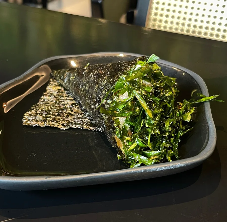 Temaki de salmão com couve
