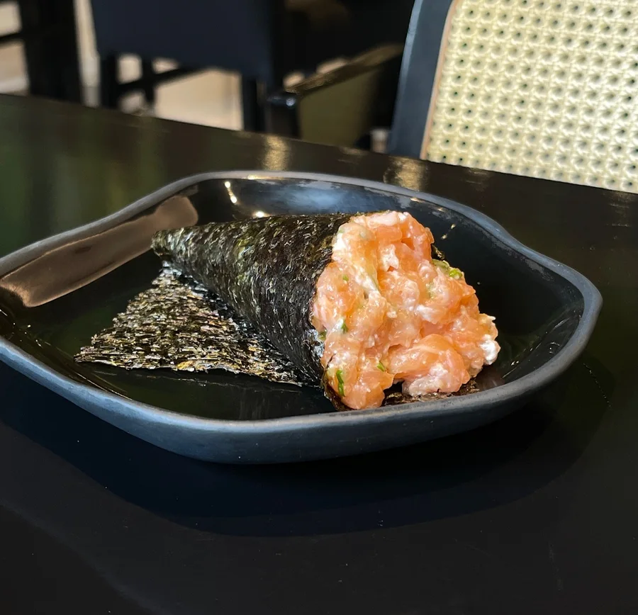 Temaki de salmão em cubos