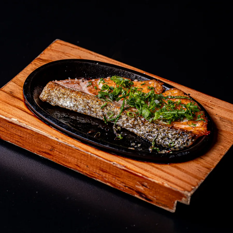 Teppanyaki de salmão grelhado