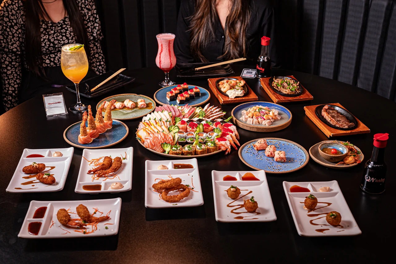 Mesa com pratos do Nashy