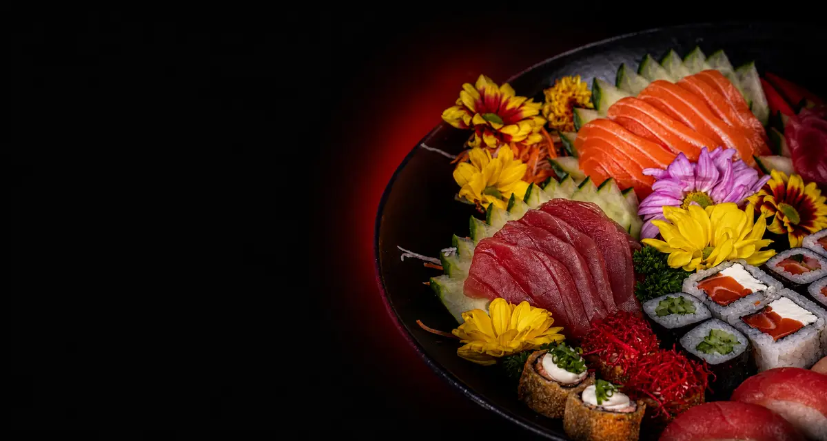 Composição de sashimis e sushis na mesa do Nashy